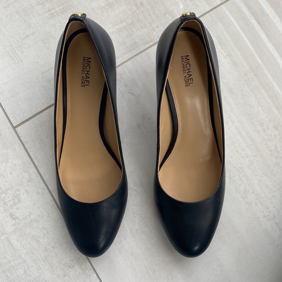 Like new Michael Kors Black Jenna Flex Pump - Picture 2 of 8